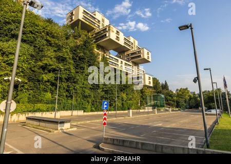 L'ex edificio amministrativo del Ministero della costruzione stradale a Tbilisi è uno degli edifici più importanti del modernismo socialista in Georgia. Dopo la ricostruzione, ora ospita la sede della Bank of Georgia Foto Stock