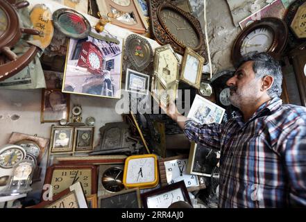 201127 -- BAGHDAD, 27 novembre 2020 -- Guarda il riparatore Ali Mahmoud è visto nel suo negozio nel mercato di Haraj a Baghdad, Iraq, 25 novembre 2020. Nel vecchio e popolare mercato di Haraj nel centro di Baghdad, i riparatori di orologi stanno lottando per preservare questa professione tradizionale colpita dalla scarsità di pezzi di ricambio per vecchi orologi e dai prezzi economici dei nuovi prodotti importati. IRAQ-BAGHDAD-OROLOGIO REPAIRMEN Xinhua PUBLICATIONxNOTxINxCHN Foto Stock