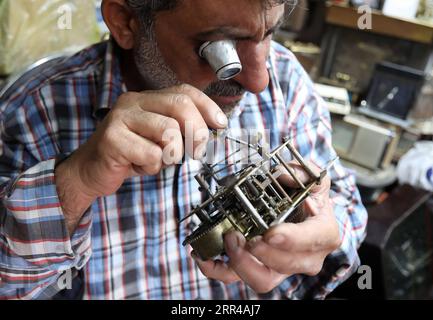 201127 -- BAGHDAD, 27 novembre 2020 -- Guarda il riparatore Ali Mahmoud ripara un vecchio orologio nel suo negozio nel mercato di Haraj a Baghdad, Iraq, 25 novembre 2020. Nel vecchio e popolare mercato di Haraj nel centro di Baghdad, i riparatori di orologi stanno lottando per preservare questa professione tradizionale colpita dalla scarsità di pezzi di ricambio per vecchi orologi e dai prezzi economici dei nuovi prodotti importati. IRAQ-BAGHDAD-OROLOGIO REPAIRMEN Xinhua PUBLICATIONxNOTxINxCHN Foto Stock