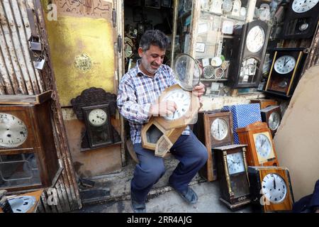 201127 -- BAGHDAD, 27 novembre 2020 -- Guarda il riparatore Ali Mahmoud controlla un vecchio orologio nel suo negozio nel mercato di Haraj a Baghdad, Iraq, 25 novembre 2020. Nel vecchio e popolare mercato di Haraj nel centro di Baghdad, i riparatori di orologi stanno lottando per preservare questa professione tradizionale colpita dalla scarsità di pezzi di ricambio per vecchi orologi e dai prezzi economici dei nuovi prodotti importati. IRAQ-BAGHDAD-OROLOGIO REPAIRMEN Xinhua PUBLICATIONxNOTxINxCHN Foto Stock