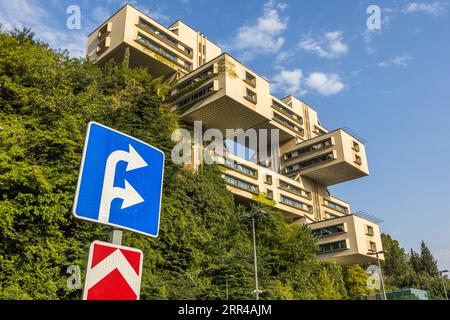 L'ex edificio amministrativo del Ministero della costruzione stradale a Tbilisi è uno degli edifici più importanti del modernismo socialista in Georgia. Dopo la ricostruzione, ora ospita la sede della Bank of Georgia Foto Stock