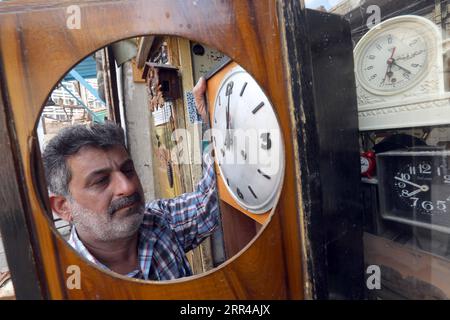 201127 -- BAGHDAD, 27 novembre 2020 -- Guarda il riparatore Ali Mahmoud lavora nel suo negozio nel mercato Haraj a Baghdad, Iraq, 25 novembre 2020. Nel vecchio e popolare mercato di Haraj nel centro di Baghdad, i riparatori di orologi stanno lottando per preservare questa professione tradizionale colpita dalla scarsità di pezzi di ricambio per vecchi orologi e dai prezzi economici dei nuovi prodotti importati. IRAQ-BAGHDAD-OROLOGIO REPAIRMEN Xinhua PUBLICATIONxNOTxINxCHN Foto Stock