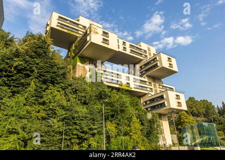 L'ex edificio amministrativo del Ministero della costruzione stradale a Tbilisi è uno degli edifici più importanti del modernismo socialista in Georgia. Dopo la ricostruzione, ora ospita la sede della Bank of Georgia Foto Stock