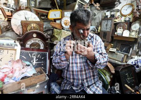 201127 -- BAGHDAD, 27 novembre 2020 -- Guarda il riparatore Ali Mahmoud ripara un vecchio orologio nel suo negozio nel mercato di Haraj a Baghdad, Iraq, 25 novembre 2020. Nel vecchio e popolare mercato di Haraj nel centro di Baghdad, i riparatori di orologi stanno lottando per preservare questa professione tradizionale colpita dalla scarsità di pezzi di ricambio per vecchi orologi e dai prezzi economici dei nuovi prodotti importati. IRAQ-BAGHDAD-OROLOGIO REPAIRMEN Xinhua PUBLICATIONxNOTxINxCHN Foto Stock