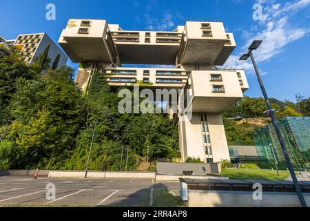 L'ex edificio amministrativo del Ministero della costruzione stradale a Tbilisi è uno degli edifici più importanti del modernismo socialista in Georgia. Dopo la ricostruzione, ora ospita la sede della Bank of Georgia Foto Stock