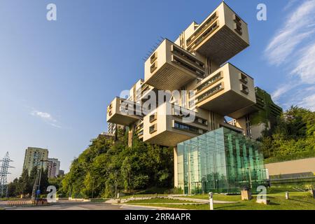 L'ex edificio amministrativo del Ministero della costruzione stradale a Tbilisi è uno degli edifici più importanti del modernismo socialista in Georgia. Dopo la ricostruzione, ora ospita la sede della Bank of Georgia Foto Stock