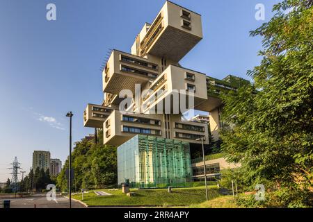 L'ex edificio amministrativo del Ministero della costruzione stradale a Tbilisi è uno degli edifici più importanti del modernismo socialista in Georgia. Dopo la ricostruzione, ora ospita la sede della Bank of Georgia Foto Stock