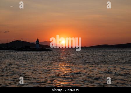 Faro e tramonto sulla spiaggia di Ayvalik Foto Stock