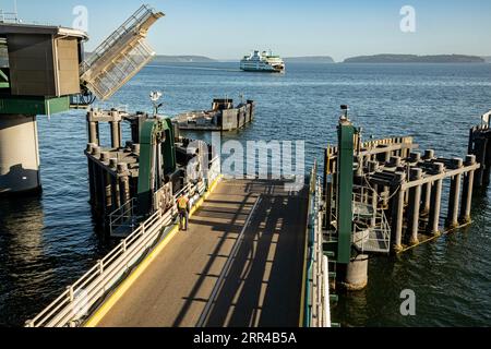 WA23571-00...WASHINGTON - attracco dei traghetti a Mukilteo che si prepara a prendere il traghetto da Clinton sull'isola Whidbey. Foto Stock