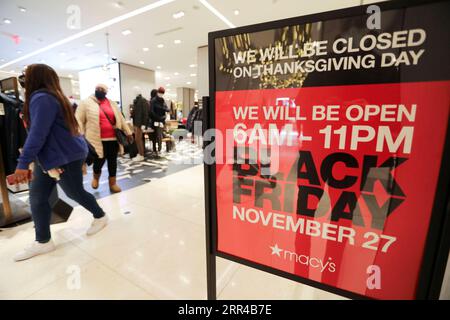 201127 -- NEW YORK, 27 novembre 2020 -- la gente fa shopping per le vendite del Black Friday a Macy S Herald Square a New York, negli Stati Uniti, il 27 novembre 2020. Il Black Friday, uno dei giorni più attesi dai consumatori, ha spostato i suoi modelli di consumo a causa della pandemia di COVID-19 di quest'anno. Più acquirenti hanno optato per le vendite online e gli acquirenti nei negozi tendono ad acquistare prodotti molto più velocemente di prima. Secondo i dati pubblicati da Adobe Analytics, la spesa online dei consumatori statunitensi ha raggiunto un nuovo record di 5,1 miliardi di dollari statunitensi il giorno del Ringraziamento con una crescita annuale del 21,5%. USA-NUOVO Foto Stock