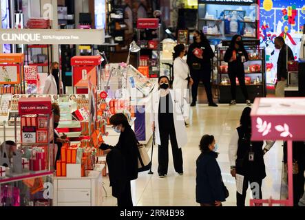 201127 -- NEW YORK, 27 novembre 2020 -- la gente fa shopping per le vendite del Black Friday a Macy S Herald Square a New York, negli Stati Uniti, il 27 novembre 2020. Il Black Friday, uno dei giorni più attesi dai consumatori, ha spostato i suoi modelli di consumo a causa della pandemia di COVID-19 di quest'anno. Più acquirenti hanno optato per le vendite online e gli acquirenti nei negozi tendono ad acquistare prodotti molto più velocemente di prima. Secondo i dati pubblicati da Adobe Analytics, la spesa online dei consumatori statunitensi ha raggiunto un nuovo record di 5,1 miliardi di dollari statunitensi il giorno del Ringraziamento con una crescita annuale del 21,5%. USA-NUOVO Foto Stock