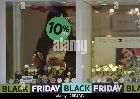 201128 -- LA VALLETTA, 28 novembre 2020 -- Un assistente di negozio si trova in un negozio che offre sconti speciali per il Black Friday a la Valletta, Malta, 27 novembre 2020. Gli sconti speciali per il Black Friday offerti dai dettaglianti a Malta non erano abbastanza attraenti da attirare molti clienti a uscire dalle loro case in mezzo alla pandemia di COVID-19. Foto di /Xinhua MALTA-VALLETTA-BLACK-FRIDAY-COVID-19 JonathanxBorg PUBLICATIONxNOTxINxCHN Foto Stock