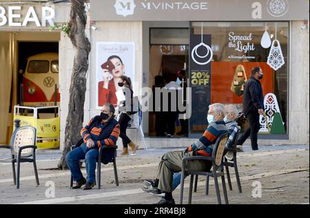 201128 -- LA VALLETTA, 28 novembre 2020 -- gli uomini aspettano fuori da un negozio con sconti speciali per il Black Friday a la Valletta, Malta, 27 novembre 2020. Gli sconti speciali per il Black Friday offerti dai dettaglianti a Malta non erano abbastanza attraenti da attirare molti clienti a uscire dalle loro case in mezzo alla pandemia di COVID-19. Foto di /Xinhua MALTA-VALLETTA-BLACK-FRIDAY-COVID-19 JonathanxBorg PUBLICATIONxNOTxINxCHN Foto Stock