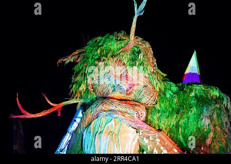 Il Green Man Wicker Man di notte. Green Man Festival, Brecon, Galles, Regno Unito, 2023. Foto: Rob Watkins Foto Stock