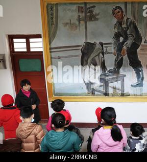 201129 -- JIAOZUO, 29 novembre 2020 -- i turisti visitano la miniera di Wangfeng nel distretto di Zhongzhan della città di Jiaozuo, Cina centrale, provincia di S Henan, 29 novembre 2020. La miniera di Wangfeng, situata nel distretto di Zhongzhan della città di Jiaozuo, è stata sfruttata nel 1919 e ha una storia di oltre 100 anni. Negli ultimi anni, le autorità locali hanno trasformato la miniera secolare in un parco turistico e culturale con elementi industriali per sfruttare appieno le reliquie industriali. Foto di /Xinhua CHINA-HENAN-JIAOZUO-MINE TRANSFORMED TOURISM PARK CN FengxXiaomin PUBLICATIONxNOTxINxCHN Foto Stock