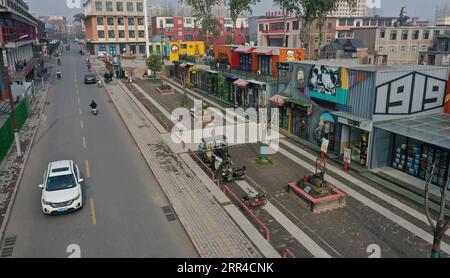 201129 -- JIAOZUO, 29 novembre 2020 -- foto aerea scattata il 29 novembre 2020 mostra una strada commerciale intitolata Xi da Jing 1919 nel distretto di Zhongzhan della città di Jiaozuo, Cina centrale nella provincia di Henan. La miniera di Wangfeng, situata nel distretto di Zhongzhan della città di Jiaozuo, è stata sfruttata nel 1919 e ha una storia di oltre 100 anni. Negli ultimi anni, le autorità locali hanno trasformato la miniera secolare in un parco turistico e culturale con elementi industriali per sfruttare appieno le reliquie industriali. Foto di /Xinhua CHINA-HENAN-JIAOZUO-MINE TRANSFORMED TOURISM PARK CN FengxXiaomin PUBLICATIONxNOTxINxCHN Foto Stock