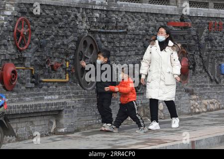 201129 -- JIAOZUO, 29 novembre 2020 -- i turisti vedono opere culturali creative trasformate da attrezzature minerarie nel distretto di Zhongzhan della città di Jiaozuo, Cina centrale provincia di S Henan, 29 novembre 2020. La miniera di Wangfeng, situata nel distretto di Zhongzhan della città di Jiaozuo, è stata sfruttata nel 1919 e ha una storia di oltre 100 anni. Negli ultimi anni, le autorità locali hanno trasformato la miniera secolare in un parco turistico e culturale con elementi industriali per sfruttare appieno le reliquie industriali. Foto di /Xinhua CHINA-HENAN-JIAOZUO-MINE TRANSFORMED TOURISM PARK CN FengxXiaomin PUBLICATIONxNOTxINxCHN Foto Stock