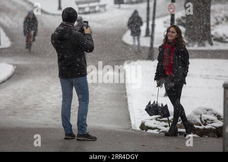 201130 -- RIGA, 30 novembre 2020 -- Una donna posa per foto nella neve a riga, Lettonia, il 30 novembre 2020. Foto di /Xinhua LETTONIA-RIGA-SNOW EdijsxPalens PUBLICATIONxNOTxINxCHN Foto Stock