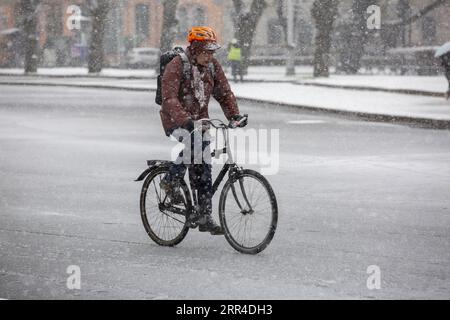 201130 -- RIGA, 30 novembre 2020 -- Un uomo cavalca una bicicletta sulla neve a riga, Lettonia, il 30 novembre 2020. Foto di /Xinhua LETTONIA-RIGA-SNOW EdijsxPalens PUBLICATIONxNOTxINxCHN Foto Stock