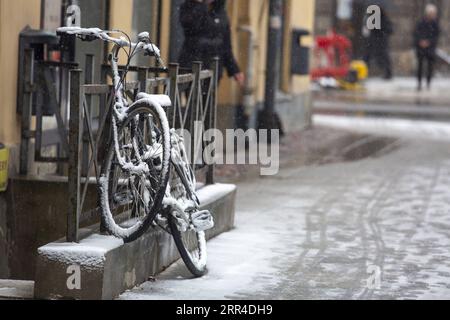 201130 -- RIGA, 30 novembre 2020 -- Una bicicletta coperta di neve si vede a riga, Lettonia, il 30 novembre 2020. Foto di /Xinhua LETTONIA-RIGA-SNOW EdijsxPalens PUBLICATIONxNOTxINxCHN Foto Stock