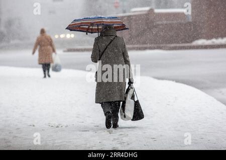 201130 -- RIGA, 30 novembre 2020 -- la gente cammina nella neve a riga, Lettonia, il 30 novembre 2020. Foto di /Xinhua LETTONIA-RIGA-SNOW EdijsxPalens PUBLICATIONxNOTxINxCHN Foto Stock