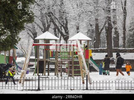 201130 -- RIGA, 30 novembre 2020 -- la gente gioca in un parco giochi sulla neve a riga, Lettonia, il 30 novembre 2020. Foto di /Xinhua LETTONIA-RIGA-SNOW EdijsxPalens PUBLICATIONxNOTxINxCHN Foto Stock