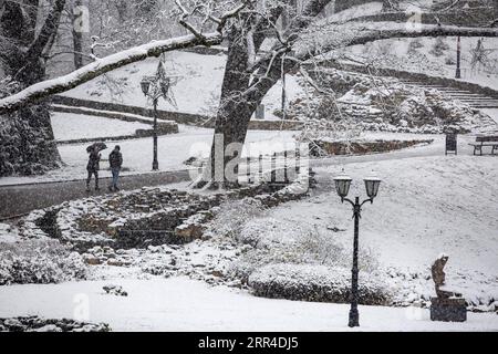 201130 -- RIGA, 30 novembre 2020 -- la gente cammina nella neve a riga, Lettonia, il 30 novembre 2020. Foto di /Xinhua LETTONIA-RIGA-SNOW EdijsxPalens PUBLICATIONxNOTxINxCHN Foto Stock