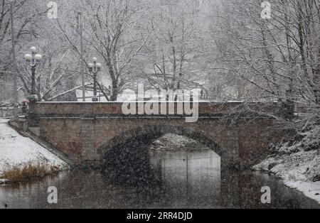 201130 -- RIGA, 30 novembre 2020 -- foto scattata il 30 novembre 2020 mostra un ponte sulla neve a riga, Lettonia. Foto di /Xinhua LETTONIA-RIGA-SNOW EdijsxPalens PUBLICATIONxNOTxINxCHN Foto Stock