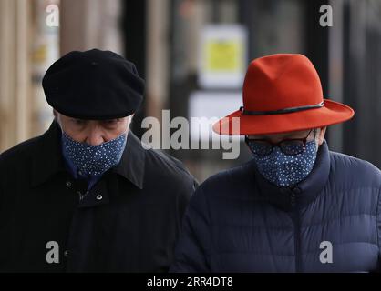 201201 -- PECHINO, 1 dicembre 2020 -- una vecchia coppia con maschere facciali cammina in una strada a Parigi, in Francia, 16 novembre 2020. Ritratti del novembre 2020 GaoxJing PUBLICATIONxNOTxINxCHN Foto Stock