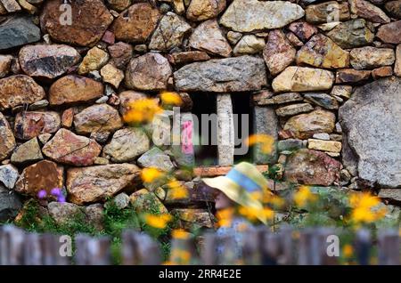 201201 -- QUANZHOU, 1 dicembre 2020 -- la foto scattata il 1 dicembre 2020 mostra una vista del villaggio di Zhangjiao nella città di Tuling del distretto di Quan gang, città di Quanzhou, provincia del Fujian della Cina sud-orientale. Il Villaggio di Zhangjiao, situato nella zona montuosa nord-occidentale della Tuling Township, offre uno scenario unico con le sue case in pietra sovrapposte l'una sull'altra. Negli ultimi anni, Quan gang District ha fatto pieno uso delle risorse caratteristiche del villaggio di Zhangjiao per sviluppare un turismo ecologico per il tempo libero e promuovere la costruzione di una splendida campagna. CINA-FUJIAN-QUANZHOU-TURISMO RURALE CN WEIXPEIQUAN PUBL Foto Stock