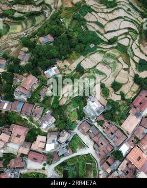 201201 -- QUANZHOU, 1 dicembre 2020 -- foto aerea scattata il 1 dicembre 2020 mostra una vista del villaggio di Zhangjiao nella città di Tuling del distretto di Quan gang, città di Quanzhou, provincia del Fujian della Cina sud-orientale. Il Villaggio di Zhangjiao, situato nella zona montuosa nord-occidentale della Tuling Township, offre uno scenario unico con le sue case in pietra sovrapposte l'una sull'altra. Negli ultimi anni, Quan gang District ha fatto pieno uso delle risorse caratteristiche del villaggio di Zhangjiao per sviluppare un turismo ecologico per il tempo libero e promuovere la costruzione di una splendida campagna. CINA-FUJIAN-QUANZHOU-TURISMO RURALE CN WEIXPEIQU Foto Stock