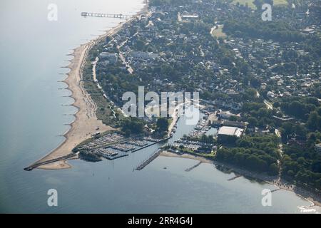 Timmendorfer Strand, Germania. 5 settembre 2023. Le barche sono ormeggiate nel porto di Niendorf. Credito: Sebastian Gollnow/dpa/Alamy Live News Foto Stock