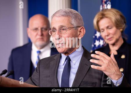 201204 -- WASHINGTON, 4 dicembre 2020 -- la foto del file scattata il 2 marzo 2020 mostra Anthony Fauci Front, direttore del National Institute of Allergy and Infectious Disease degli Stati Uniti, che parla durante una conferenza stampa alla Casa Bianca di Washington, D.C., negli Stati Uniti. Anthony Fauci, un esperto di malattie infettive degli Stati Uniti, ha detto il 4 dicembre che ha accettato l'offerta del presidente eletto Joe Biden di essere il suo principale consulente medico. FILE-U.S.-WASHINGTON, D.C.-FAUCI-BIDEN S OFFERTA-CHIEF MEDICAL ADVISOR-ACCEPTANCE LIUXJIE PUBLICATIONXNOTXINXCHN Foto Stock