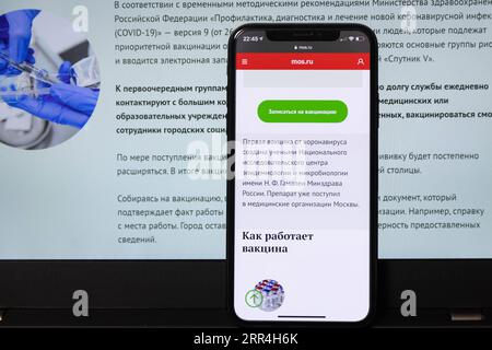 201205 -- MOSCA, 5 dicembre 2020 -- foto scattata il 4 dicembre 2020 mostra il sistema online di registrazione dei vaccini a Mosca, Russia. Il sindaco di Mosca Sergei Sobyanin ha annunciato venerdì che la capitale russa ha lanciato il suo programma di immunizzazione di massa contro il coronavirus. Operatori medici, insegnanti e dipendenti dei servizi sociali saranno i primi a ricevere i vaccini in quanto appartengono ai gruppi più vulnerabili, e oltre 5.000 persone hanno già firmato per il colpo, ha detto Sobyanin sul suo blog. RUSSIA-MOSCA-COVID-19-VACCINO REGISTRAZIONE BaixXueqi PUBLICATIONxNOTxINxCHN Foto Stock