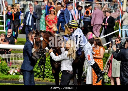 Cavallo da corsa Albasheer e fantino Hollie Doyle Foto Stock