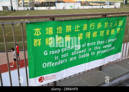 201205 -- HONG KONG, 5 dicembre 2020 -- Un poster sulla prevenzione del COVID-19 è stato visto nella zona della Happy Valley di Hong Kong, Cina meridionale, 5 dicembre 2020. Il Centro per la protezione della salute di Hong Kong CHP ha riportato 101 ulteriori casi confermati di COVID-19 sabato, portando il suo valore a 6.802. CINA-HONG KONG-COVID-19-CASI CN WUXXIAOCHU PUBLICATIONXNOTXINXCHN Foto Stock