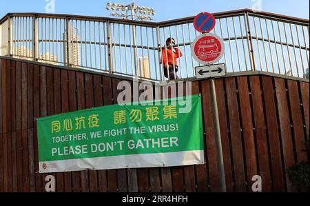 201205 -- HONG KONG, 5 dicembre 2020 -- Un residente cammina davanti a un poster sulla prevenzione del COVID-19 nella zona di Happy Valley di Hong Kong, Cina meridionale, 5 dicembre 2020. Il Centro per la protezione della salute di Hong Kong CHP ha riportato 101 ulteriori casi confermati di COVID-19 sabato, portando il suo valore a 6.802. CINA-HONG KONG-COVID-19-CASI CN WUXXIAOCHU PUBLICATIONXNOTXINXCHN Foto Stock