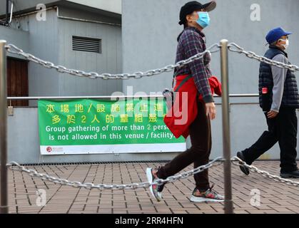 201205 -- HONG KONG, 5 dicembre 2020 -- i residenti camminano davanti a un poster sulla prevenzione del COVID-19 nella zona della Happy Valley di Hong Kong, Cina meridionale, 5 dicembre 2020. Il Centro per la protezione della salute di Hong Kong CHP ha riportato 101 ulteriori casi confermati di COVID-19 sabato, portando il suo valore a 6.802. CINA-HONG KONG-COVID-19-CASI CN WUXXIAOCHU PUBLICATIONXNOTXINXCHN Foto Stock