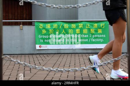 201205 -- HONG KONG, 5 dicembre 2020 -- Un residente cammina davanti a un poster sulla prevenzione del COVID-19 nella zona di Happy Valley di Hong Kong, Cina meridionale, 5 dicembre 2020. Il Centro per la protezione della salute di Hong Kong CHP ha riportato 101 ulteriori casi confermati di COVID-19 sabato, portando il suo valore a 6.802. CINA-HONG KONG-COVID-19-CASI CN WUXXIAOCHU PUBLICATIONXNOTXINXCHN Foto Stock
