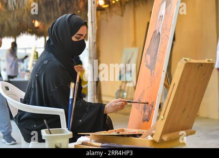 201205 -- DOHA, 5 dicembre 2020 -- Un pittore lavora su un dipinto durante il 10 ° Katara Traditional Dhow Festival a Doha, capitale del Qatar, 5 dicembre 2020. Il festival si è tenuto dal 1 al 5 dicembre qui per mettere in mostra le tradizioni marittime. Foto di /Xinhua QATAR-DOHA-TRADITIONAL DHOW FESTIVAL Nikku PUBLICATIONxNOTxINxCHN Foto Stock