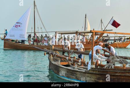 201205 -- DOHA, 5 dicembre 2020 -- la gente si prepara a lanciare un dhow in mare durante il 10 ° Katara Traditional Dhow Festival a Doha, capitale del Qatar, 5 dicembre 2020. Il festival si è tenuto dal 1 al 5 dicembre qui per mettere in mostra le tradizioni marittime. Foto di /Xinhua QATAR-DOHA-TRADITIONAL DHOW FESTIVAL Nikku PUBLICATIONxNOTxINxCHN Foto Stock