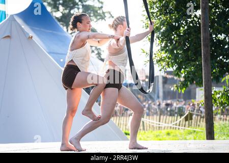 Danza moderna acrobatica che incorpora fili alti sul retro di Beyond Stage al Green Man Festival, Brecon, Galles, Regno Unito, 2023. Foto: Rob Watkins Foto Stock