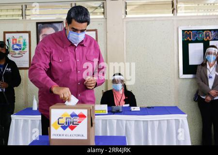 News Themen der Woche KW49 News Bilder des Tages 201207 -- CARACAS, 7 dicembre 2020 -- il presidente venezuelano Nicolas Maduro pronuncia il suo voto in una sede elettorale a Caracas, Venezuela, 6 dicembre 2020. Le elezioni per selezionare i 277 deputati che aderiranno all'Assemblea nazionale venezuelana per il periodo dal 2021 al 2026 sono iniziate nelle prime ore di domenica. Presidenza/comunicato del Venezuela tramite Xinhua VENEZUELA-CARACAS-ELEZIONI LEGISLATIVE MarcosxSalgado PUBLICATIONxNOTxINxCHN Foto Stock