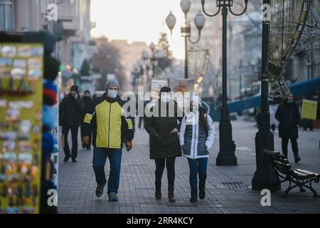 201207 -- MOSCA, 7 dicembre 2020 -- i pedoni che indossano maschere facciali camminano per strada a Mosca, Russia, 7 dicembre 2020. La Russia ha registrato 28.142 nuovi casi di COVID-19, portando il suo carico di cassa totale a 2.488.912, il centro di risposta COVID-19 del paese ha dichiarato in una dichiarazione lunedì. RUSSIA-MOSCA-COVID-19-CASI EvgenyxSinitsyn PUBLICATIONxNOTxINxCHN Foto Stock