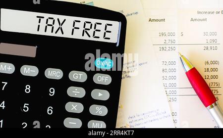 Calcolatrice con etichetta TAX FREE. Calcolo manuale della percentuale esentasse per servizi o prodotti. Foto Stock