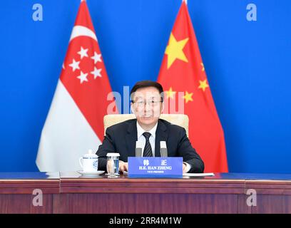 201208 -- PECHINO, 8 dicembre 2020 -- il vice Premier cinese Han Zheng, anche membro del Comitato permanente dell'Ufficio politico del Comitato centrale del PCC del Partito Comunista Cinese, incontra il vice primo ministro singaporiano Heng Swee Keat via video link a Pechino, e co-ospitano la sedicesima riunione del Consiglio congiunto Cina-Singapore per la cooperazione bilaterale, la ventunesima riunione del Consiglio direttivo congiunto Cina-Singapore Suzhou Industrial Park, la dodicesima riunione del Consiglio direttivo congiunto Cina-Singapore Tianjin Eco-City e la quarta iniziativa dimostrativa Cina-Singapore Chongqing su Strategic Conn Foto Stock