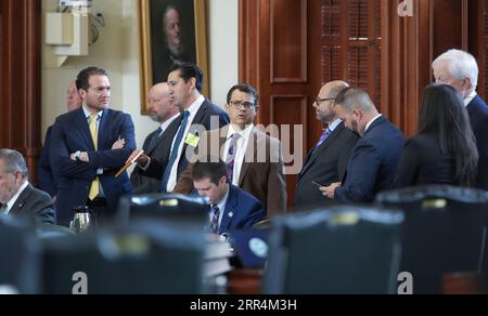 I manager dell'impeachment House si riuniscono prima della sessione mattutina del processo per impeachment del procuratore generale del Texas Ken Paxton al Senato del Texas il 6 settembre 2023. Crediti: Bob Daemmrich/Alamy Live News Foto Stock