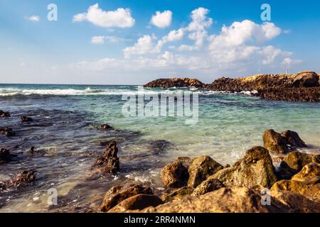 Shuwaymiyah Beach, Dhofar, Oman, un paradiso sia per gli amanti della natura che per gli amanti della spiaggia, che offre una tranquilla fuga dal trambusto della vita cittadina. Foto Stock