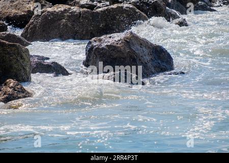 Shuwaymiyah Beach, Dhofar, Oman, un paradiso sia per gli amanti della natura che per gli amanti della spiaggia, che offre una tranquilla fuga dal trambusto della vita cittadina. Foto Stock