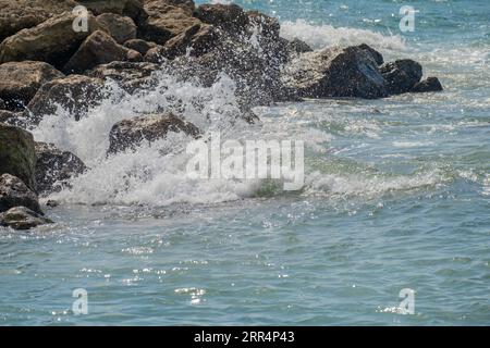 Shuwaymiyah Beach, Dhofar, Oman, un paradiso sia per gli amanti della natura che per gli amanti della spiaggia, che offre una tranquilla fuga dal trambusto della vita cittadina. Foto Stock